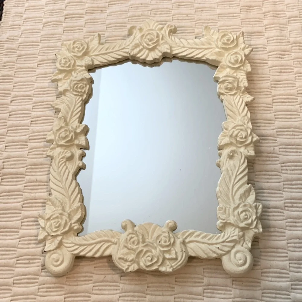 💗 Vintage 9 X 7 , framed mirror in ivory color in great condition